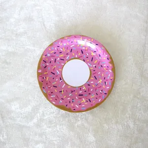 Gros plan detaille de l'assiette en papier jetable en forme de donut, parfaite pour les fetes.