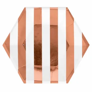Nahaufnahme des sechseckigen Papptellers mit roségoldenen und weißen Streifen für Partys.