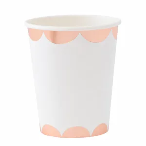 Roségoldene Pappbecher mit Wellenmuster für Geburtstagsfeiern und festliche Tischdeko.