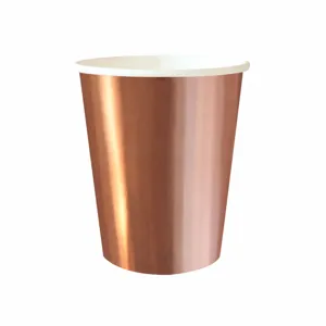 Roségoldener metallischer Einweg-Pappbecher für Partys, Geburtstage und Feierlichkeiten.