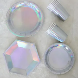 Set di piatti e bicchieri di carta argentata olografica per feste di compleanno e party.