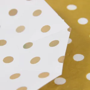 Διακοσμητικά χάρτινα πιάτα με χρυσές βούλες για τούρτα γενεθλίων και πικνίκ στην εξοχή.