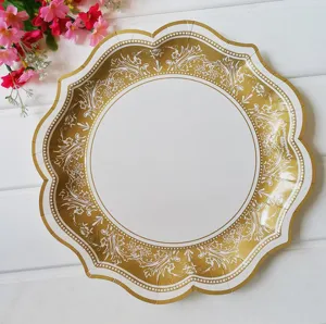 Dekorativer Teller aus Papier in Gold und Weiss für Hochzeit, Party und festliches Abendessen.