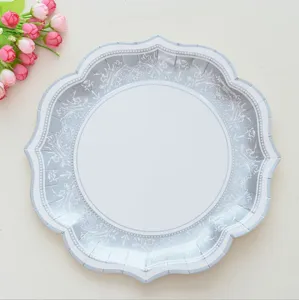 Detailaufnahme eines vintage grauen Blumenpapier Tellers, eleganter Rand für Party Hochzeit.