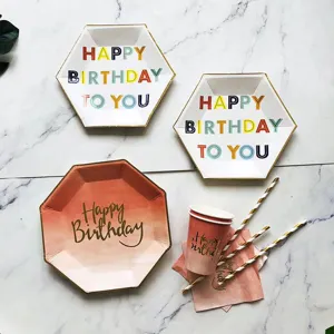 Wegwerp feest servies set met verjaardag thema, papieren bordjes en bekers in roze.
