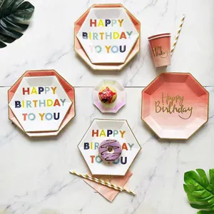 Gedetailleerd overzicht van roze verloop zeshoekige papieren borden en bekers set voor feestjes.
