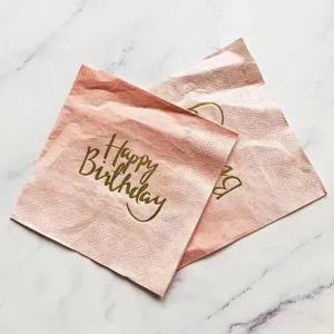 Roze en gouden Happy Birthday papieren servetten detailweergave, elegante tafeldecoratie.