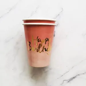 Roze ombre wegwerp papieren bekers met gouden Happy Birthday tekst voor het feestje.