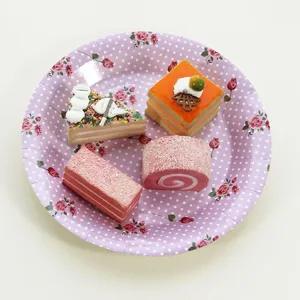 Assiette jetable en papier imprimee de roses avec de jolis modeles de mini gateaux pour la fete.