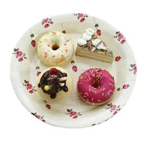 Assiette en carton jetable avec motif de roses élégant, design à pois rétro pour goûter et fête.