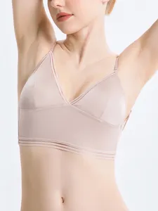 Close-up detail van de nude draadloze driehoek bralette met subtiel bandjesontwerp.