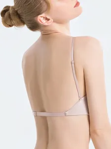Close-up achterkant van een minimalistische nude naadloze bh met blote rug en fijne bandjes.