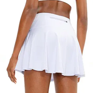 Detalle de vista posterior de la falda de tenis plisada blanca con cintura alta y bolsillo trasero.