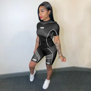 Conjunto deportivo de dos piezas para mujer con camiseta de manga corta y pantalones cortos.