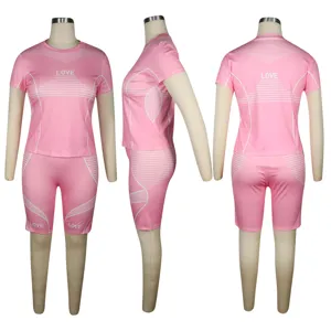 Conjunto deportivo de camiseta de manga corta y pantalones cortos de color rosa para mujer.