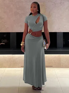 Λεπτομερής λήψη του σέξι σετ crop top με κοψίματα και ψηλόμεσης φούστας σε γκρι μονόχρωμο.