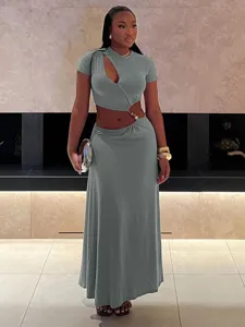 Λεπτομερής όψη μονόχρωμου crop top με κοψίματα και μακριά φούστα υψηλής μέσης.