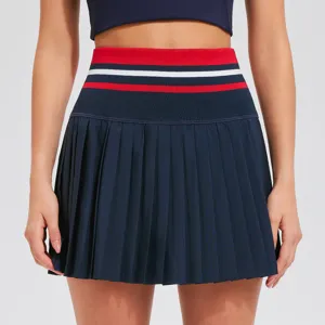 Detailaufnahme des Faltenrockes mit hohem Bund und farbigem Streifenbund für den Sportbereich.