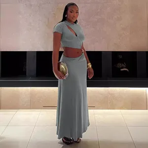 Γυναικείο μονόχρωμο crop top με κοψίματα ψηλόμεση maxi φούστα σετ δύο τεμαχίων
