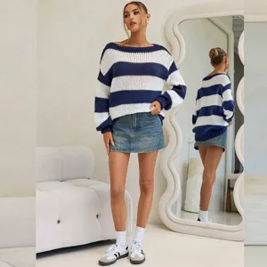 Vista dettagliata del maglione in maglia a righe blu e bianche da donna, stile.