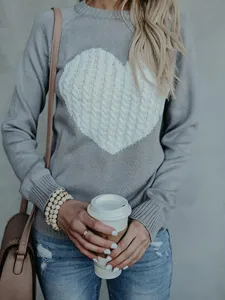 Detailansicht des lässigen grauen Damen-Strickpullovers mit weißem Zopfstrick-Herz.