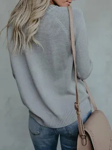 Detailansicht der lässigen grauen Strickpullover Textur und des eleganten Rückendesigns.