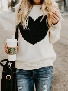 Detailansicht des Damen Strickpullovers mit schwarzem Herzmuster und klassischem Rundhalsausschnitt.