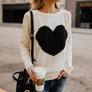 Detailaufnahme eines Damen Strickpullovers in Beige mit schwarzem Herzmuster für den Alltag.