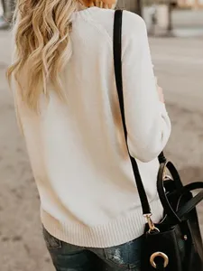 Lockerer Strickpullover Detail, bequemer Rundhalsausschnitt Langarm in hellem Beige.