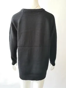 Rückseiten Detailansicht des schwarzen lässigen Langarm Strickpullovers für Herbst Winter.