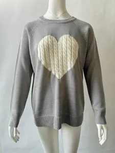 Lässiger grauer Langarm-Strickpullover mit weißem Zopfmuster-Herz für Damen Freizeitmode.