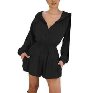Einfarbiger schwarzer Kapuzen-Jumpsuit mit Kordelzug, langen Ärmeln und V-Ausschnitt.