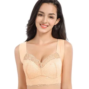 Primo piano dettagliato di reggiseno push-up in pizzo color pelle, stile gilet senza cuciture.