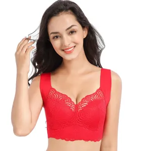 Primo piano di una bralette in pizzo rosso vivace con delicati motivi floreali e design crop.