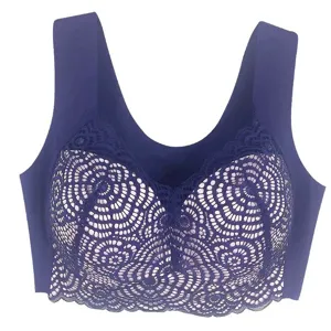 Primo piano dettagliato del reggiseno viola con motivo in pizzo floreale e tessuto traspirante.