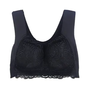 Vista dettagliata del reggiseno nero in pizzo, con coppe floreali e comode spalline larghe.