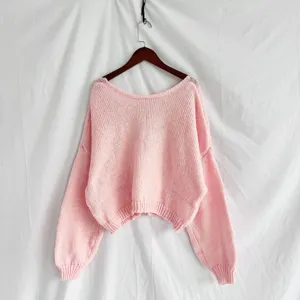 Maglione corto rosa in maglia grossa, vista dettagliata del cardigan elegante con trama e design.
