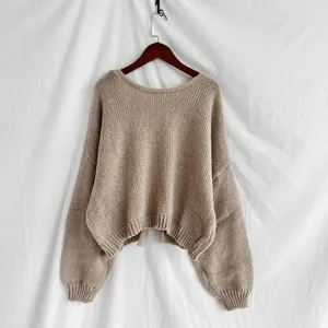 Dettaglio maglione in maglia, morbida trama spessa, stile casual autunnale elegante.