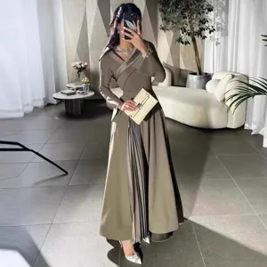 Dettaglio abito da sera elegante, maniche lunghe con spacchi plissettati, vestibilità slim.