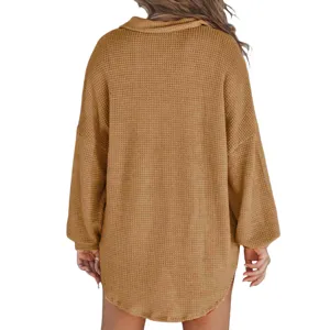 Achteraanzicht detail van casual wafelbreisel lange mouw oversized top in kamelenkleur.