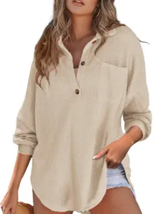 Close-up van de casual wafelbreisel lang arm top met knoopkragen en borstzakje.
