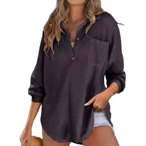 Detailopname van het wafel gebreide shirt met lange mouwen en borstzakje getoond.