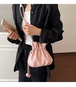 Sac seau cordon en cuir rose, sac bandoulière épaule décontracté chic pour femmes élégantes.