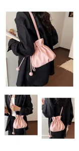 Sac seau rose en cuir avec cordon pour femme, sac bandouliere minimalistique elegant.