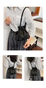 Vue détaillée du sac seau en cuir souple noir avec cordon, montrant le style quotidien.