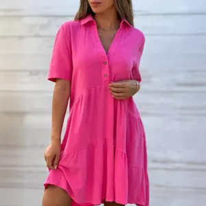Nahaufnahme des leuchtend rosa einfarbigen Revers Kurzarm lässigen gestuften Leinenkleids.