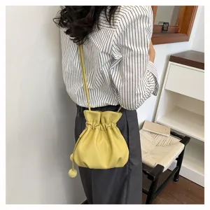 Sac seau jaune à cordon pour femme, sac à bandoulière uni tendance vue de détail.