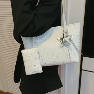 Weisse Tote-Tasche mit silbernem Sternenmuster, Detailansicht mit passender Tasche und Sternanhänger.