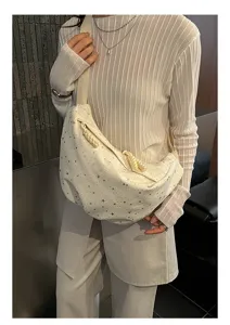 Vista dettagliata della borsa a tracolla con motivo a stelle, design casual per il look quotidiano.