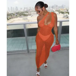 Vista detallada de un vestido largo ajustado sexy de malla naranja neón asimétrico.
